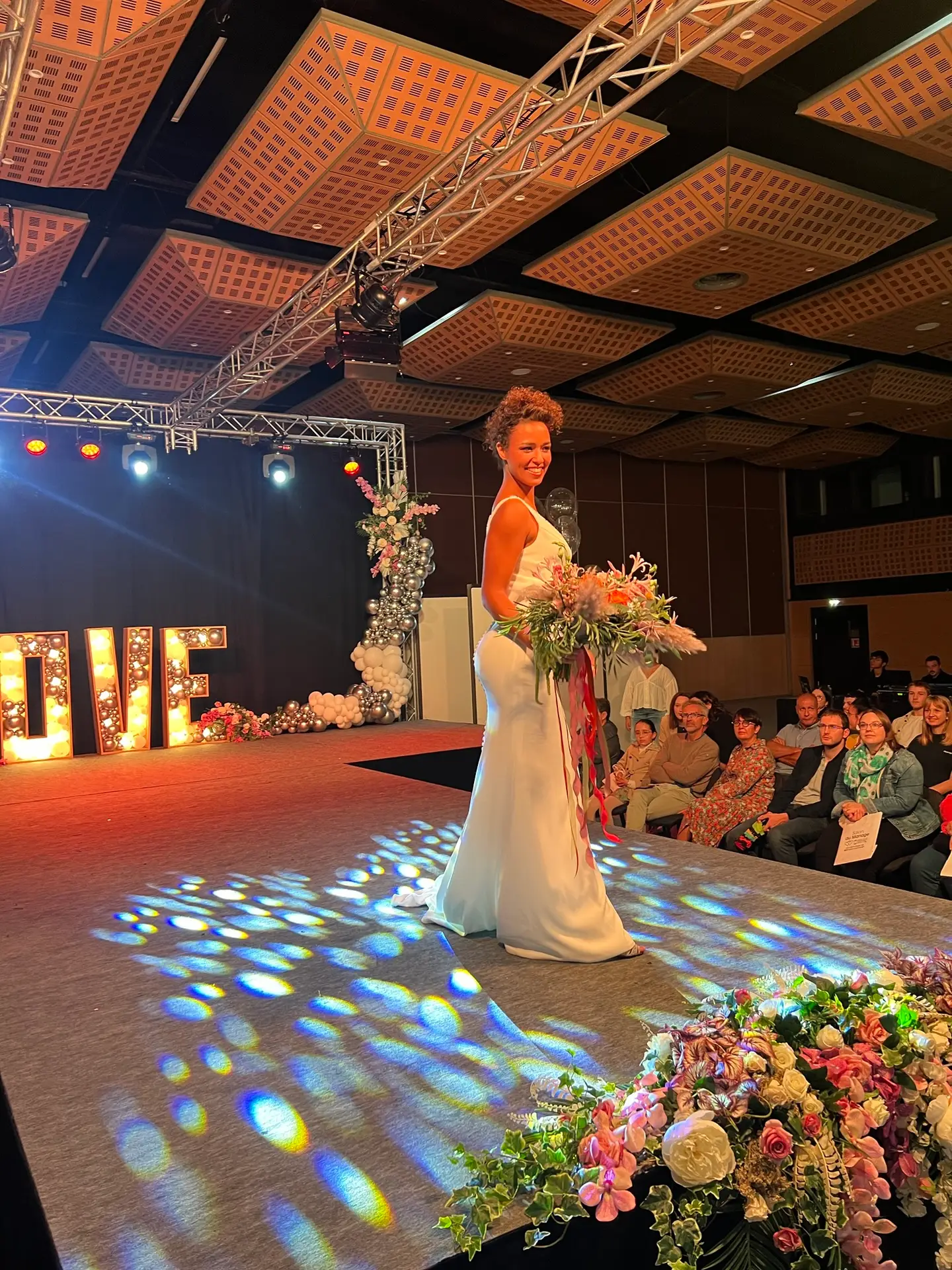 Mariée et décor floral sur le podium du Salon du mariage, Zénith d'Auvergne