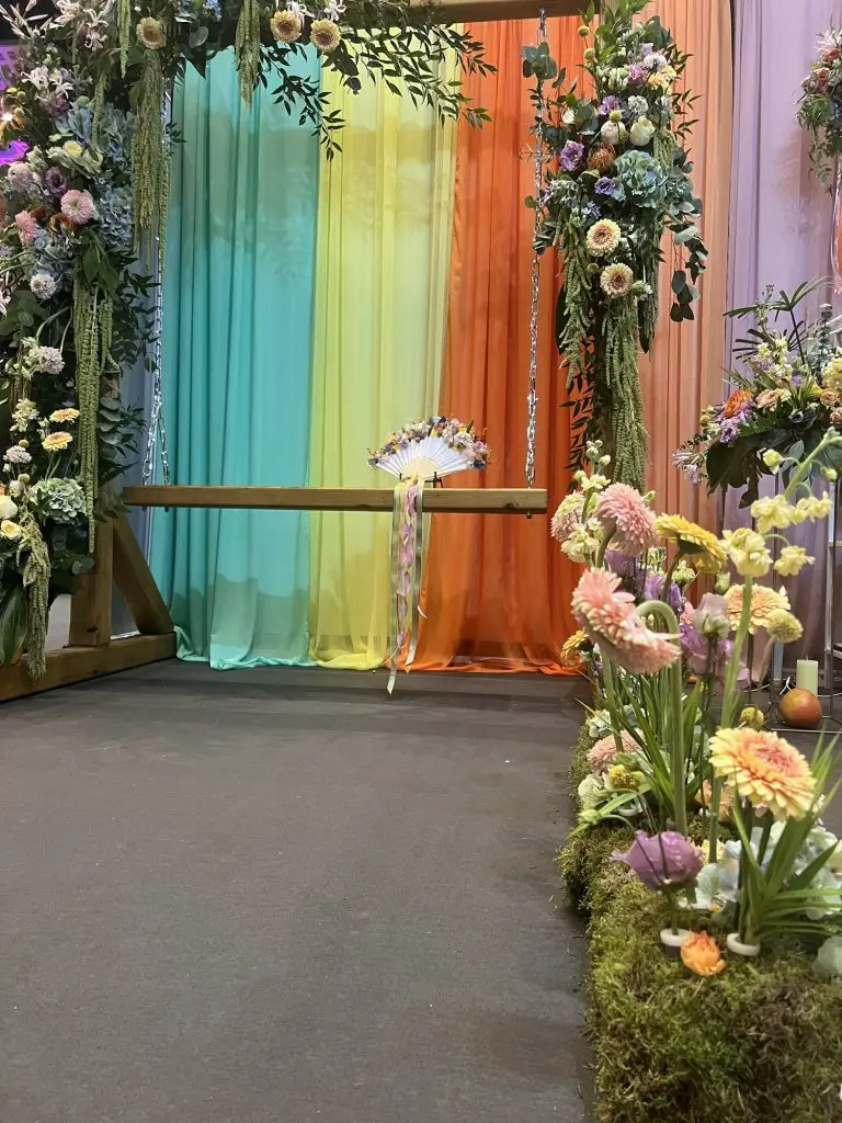 Décor floral coloré sur le podium du Salon du mariage de Clermont-Ferrand