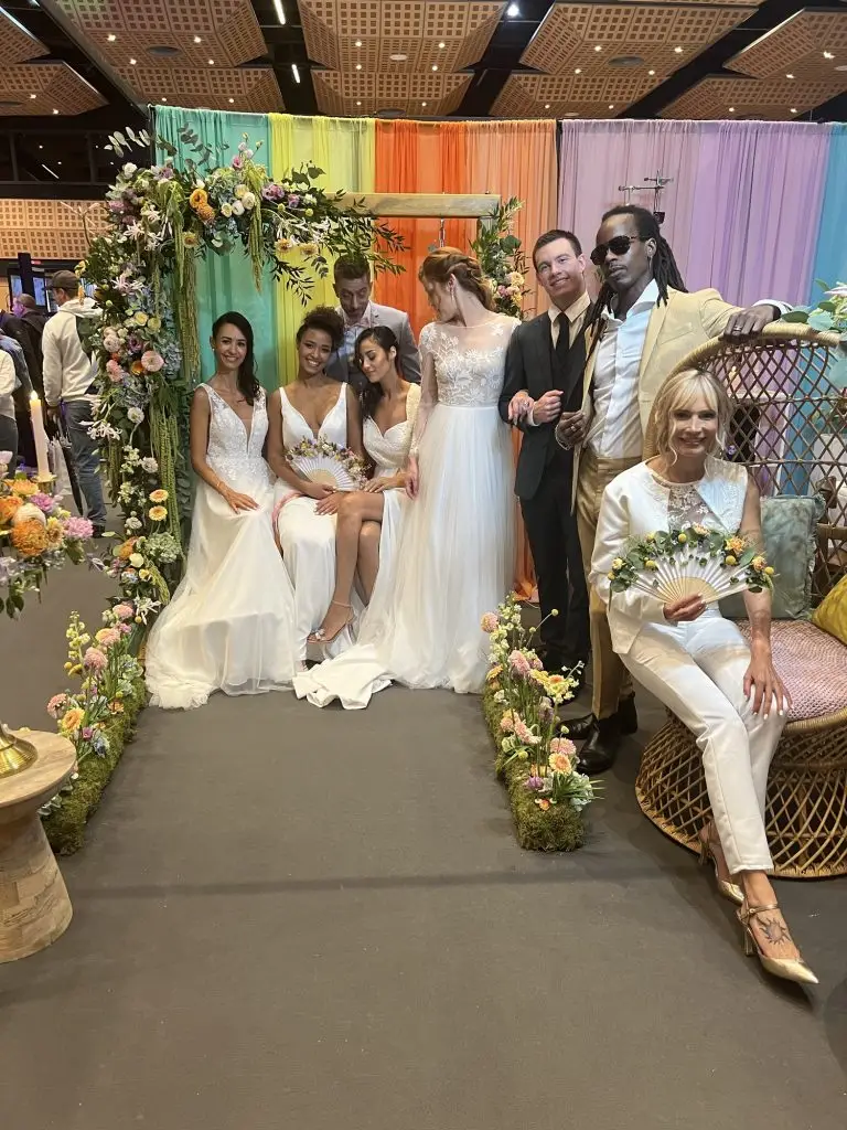 Défilé du Salon du mariage devant une arche fleurie par Jantzen Fleurs