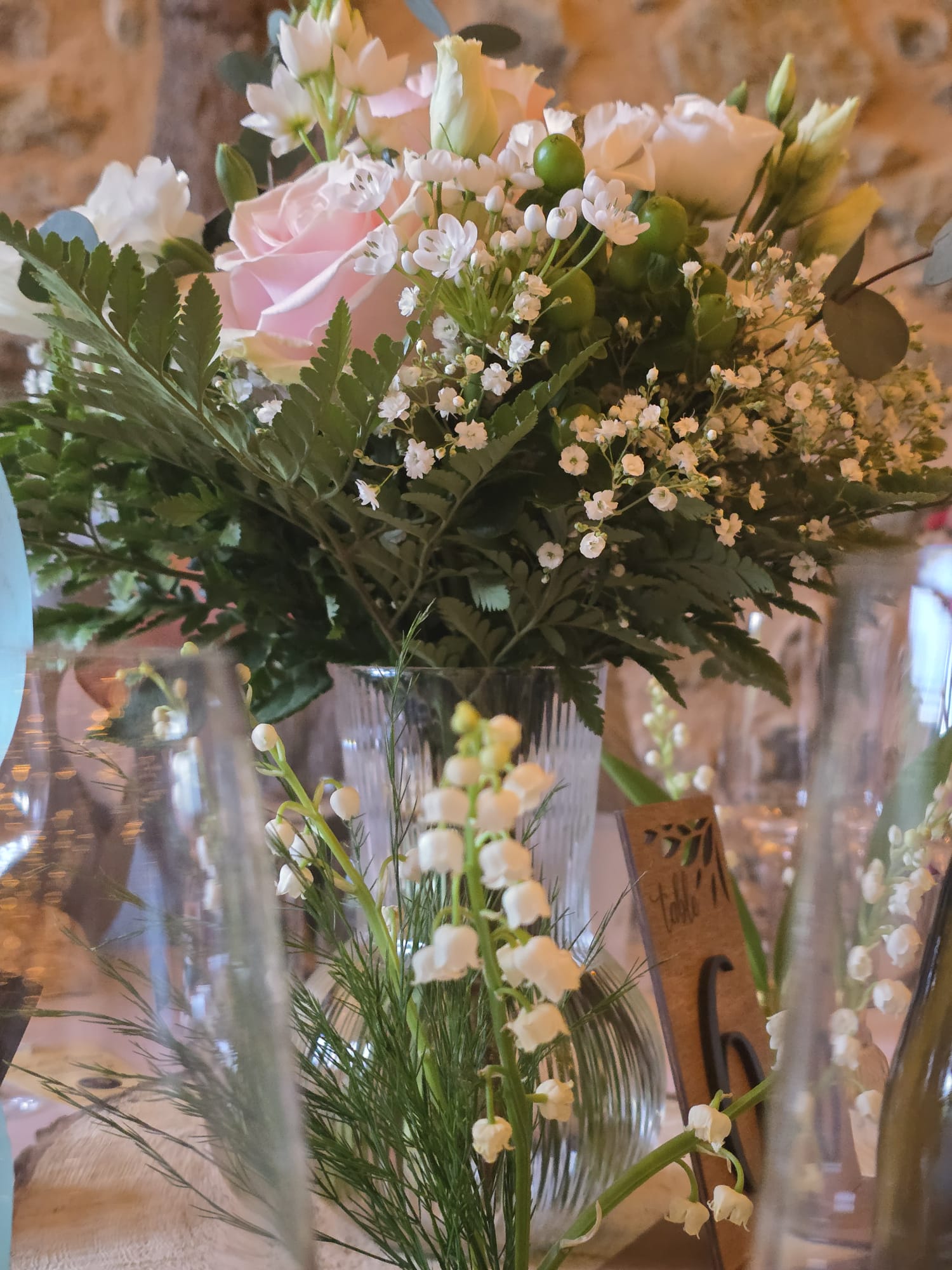 Arche fleurie de feuillages et fleurs blanches, mariage au Château de Miremont