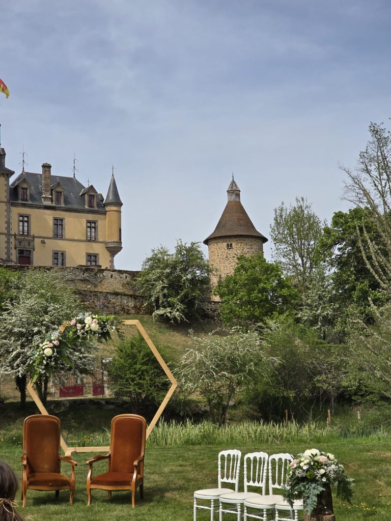 Château de Miremont et cérémonie de mariage fleurie par Jantzen Fleurs