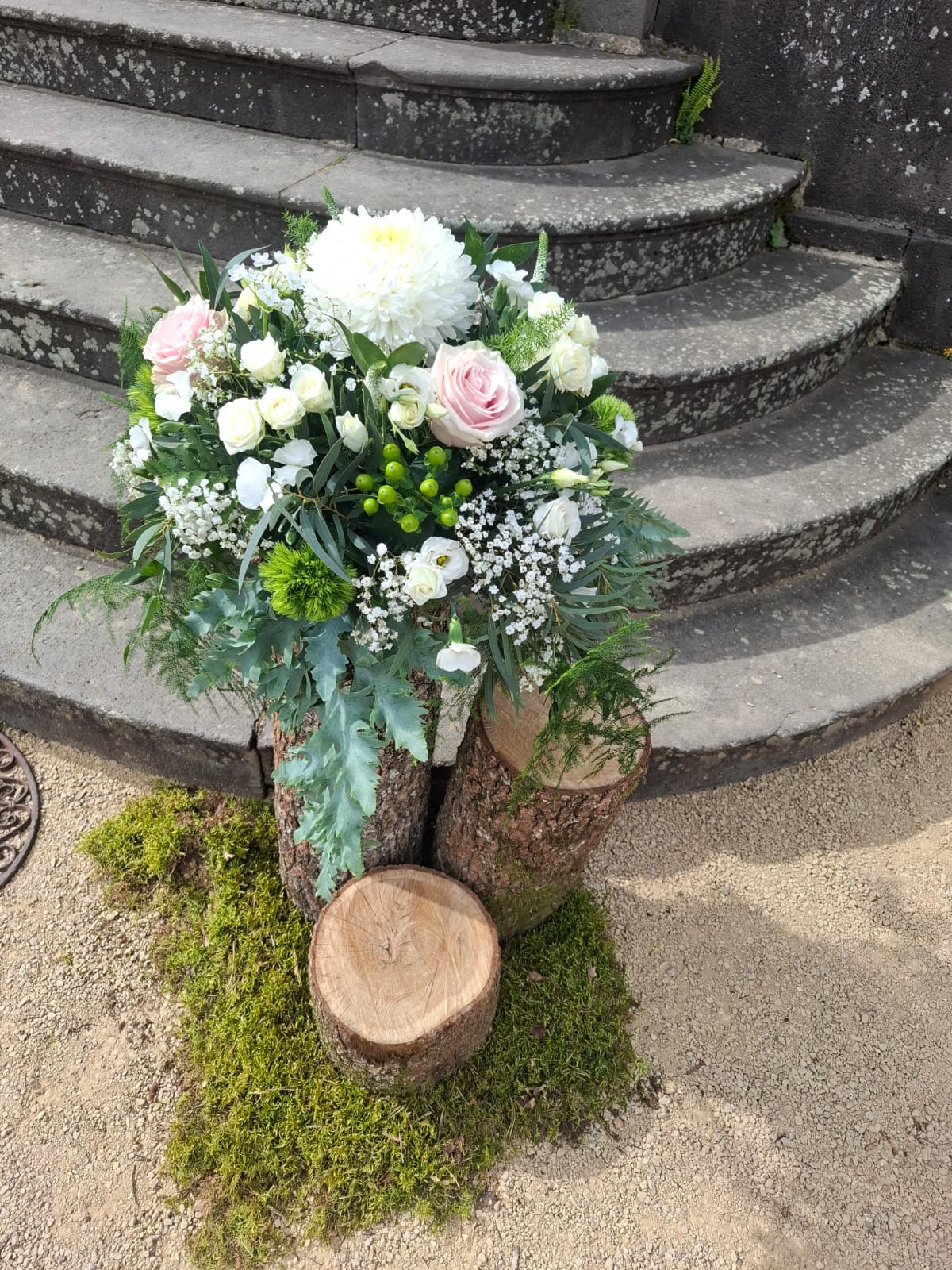 Bouquet de fleurs blanches et vertes sur les marches du Château de Miremont