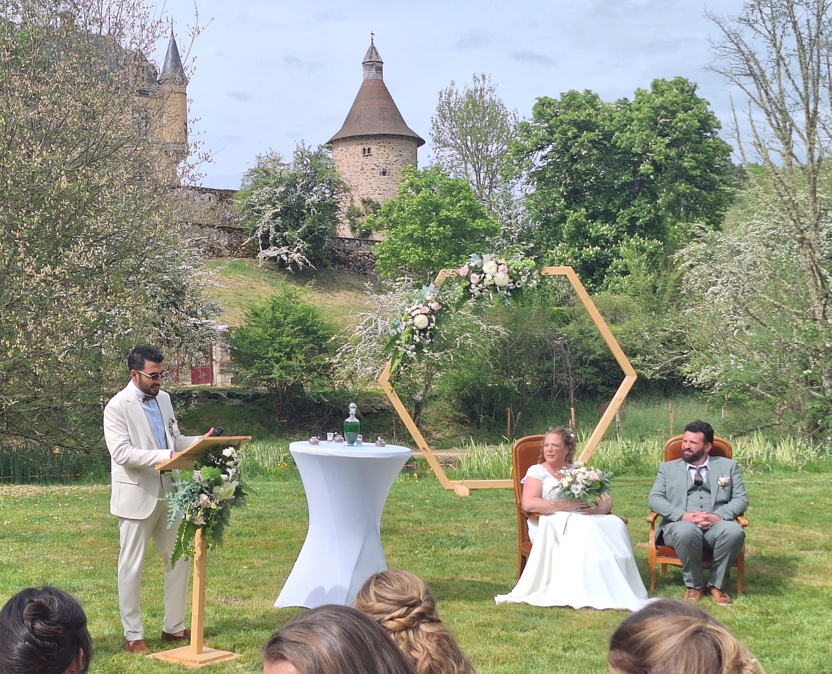 Cérémonie de mariage laïque fleurie au Château de Miremont