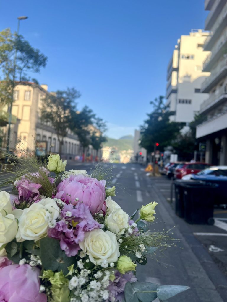 Bouquet de pivoines et de roses à offrir, composé par Jantzen Fleurs, fleuriste à Aubière près de Clermont-Ferrand