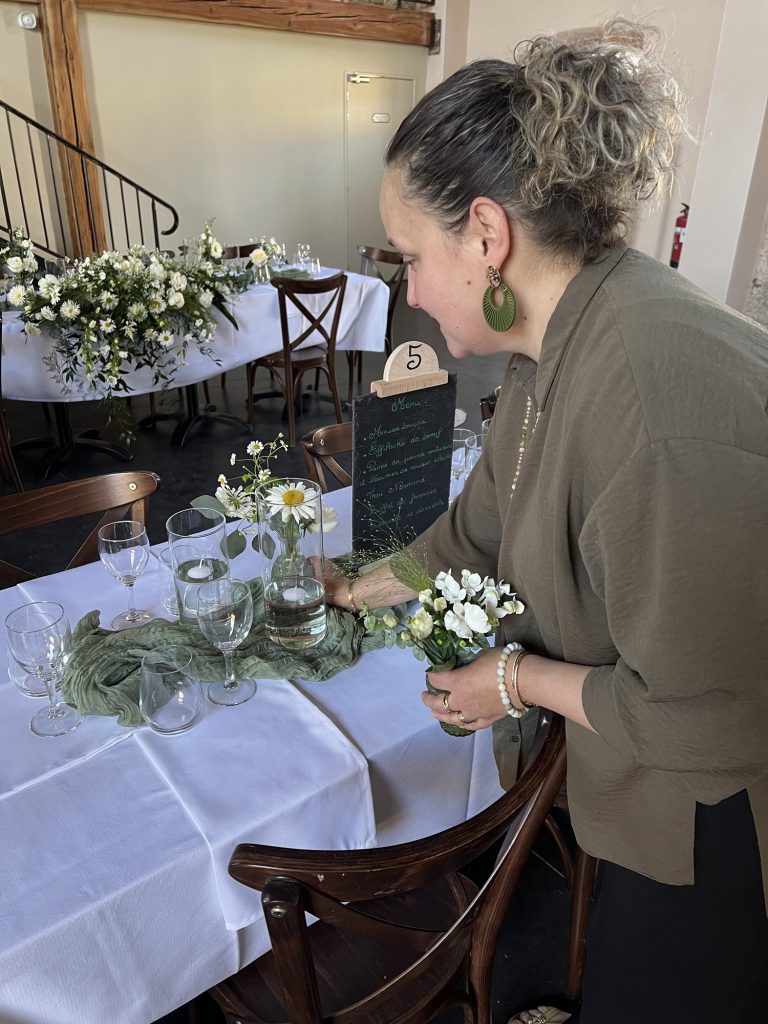 Fleuriste Jantzen Fleurs installant les compositions sur les tables d'un mariage